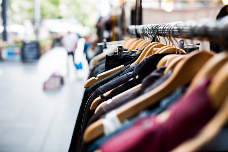 vente-MANDELIEU LA NAPOULE-min_blur_close_up_focus_hanger_jacket_market_people_rack-1176303