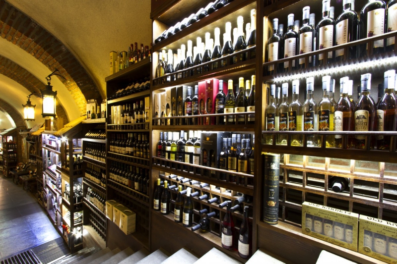 vente-MANDELIEU LA NAPOULE-min_world_street_travel_shop_canon_georgia_wine_bottles-429767
